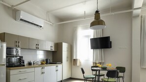 Geladeira, micro-ondas, cooktop, torradeira