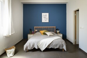 Iron/ironing board, free WiFi - The Printhouse Boutique Studio 5 by Sea N' Rent (Haifa)