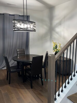 Dining - Home away from Home in the heart of E. Atlanta. Enjoy a comfortable & quiet stay (Atlanta)