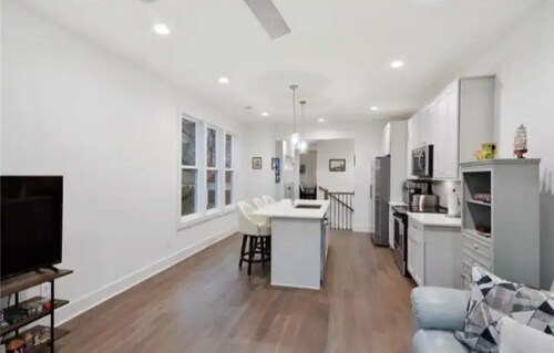 Home away from Home in the heart of E. Atlanta. Enjoy a comfortable & quiet stay