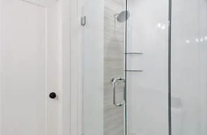 Sèche-cheveux, serviettes fournies, savon, papier toilette