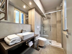 Dusche, Haartrockner, Handtücher, Seife