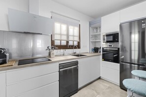 Kühlschrank, Mikrowelle, Ofen, Geschirrspüler