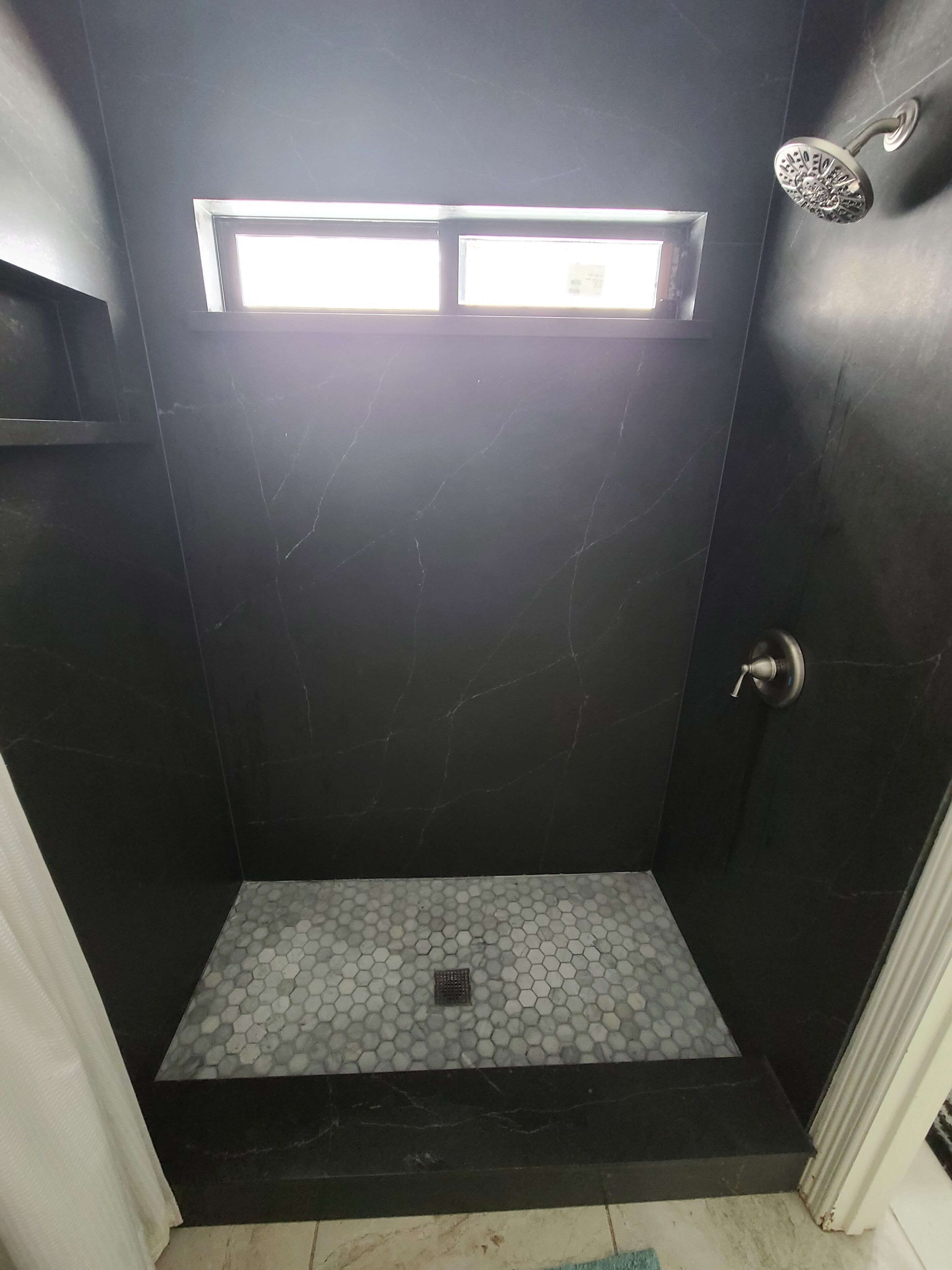 Townhouse 3b 3 5 bth quiet Gated , across from, airport ,Mall & Restaurants 