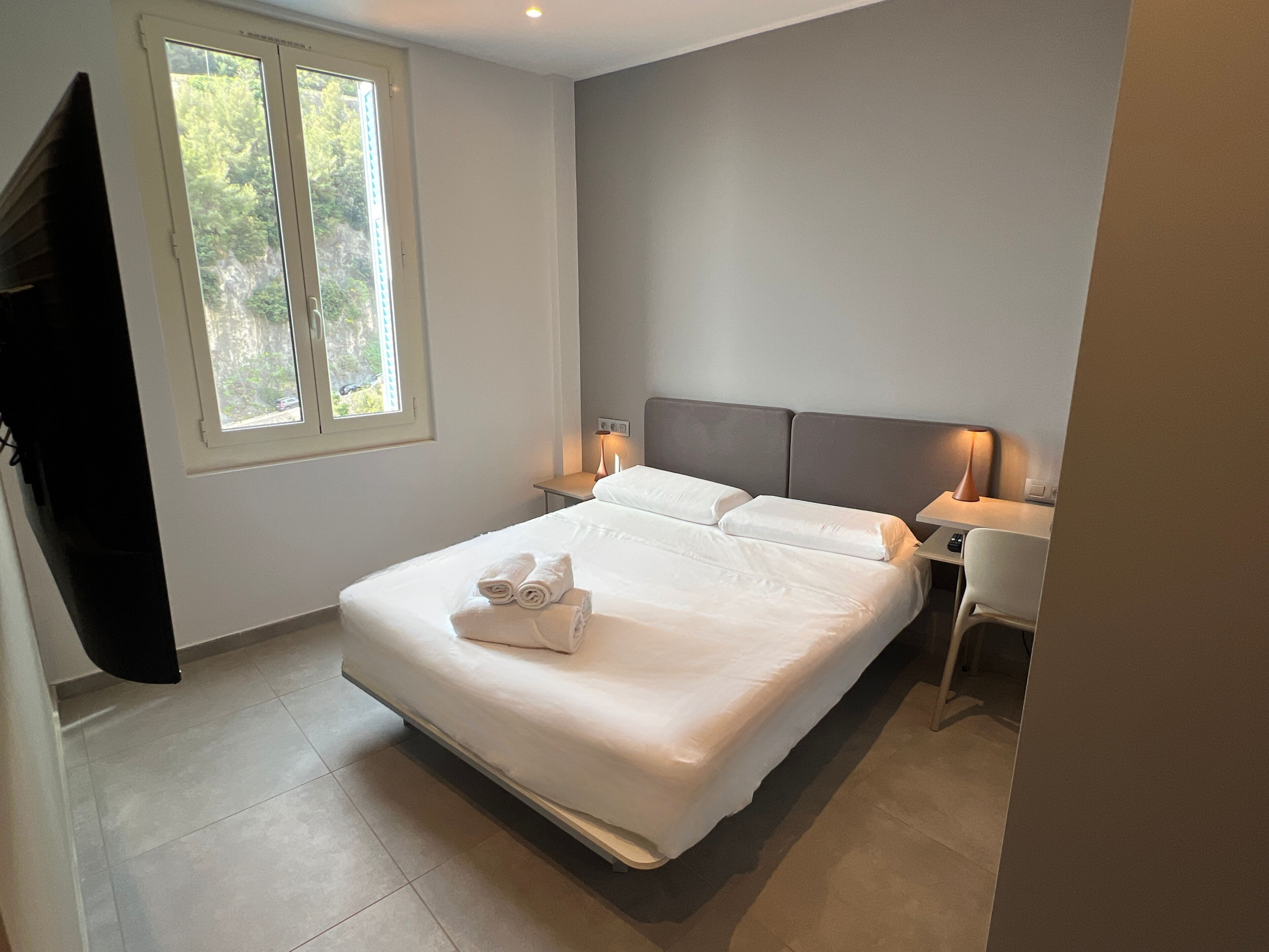 1 dormitorio, tabla de planchar con plancha, wifi y ropa de cama