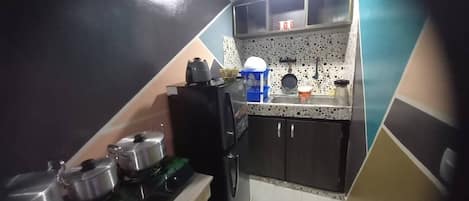 Frigorífico, horno y placa de cocina