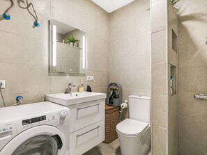 Douche, séchoir à cheveux, serviettes fournies