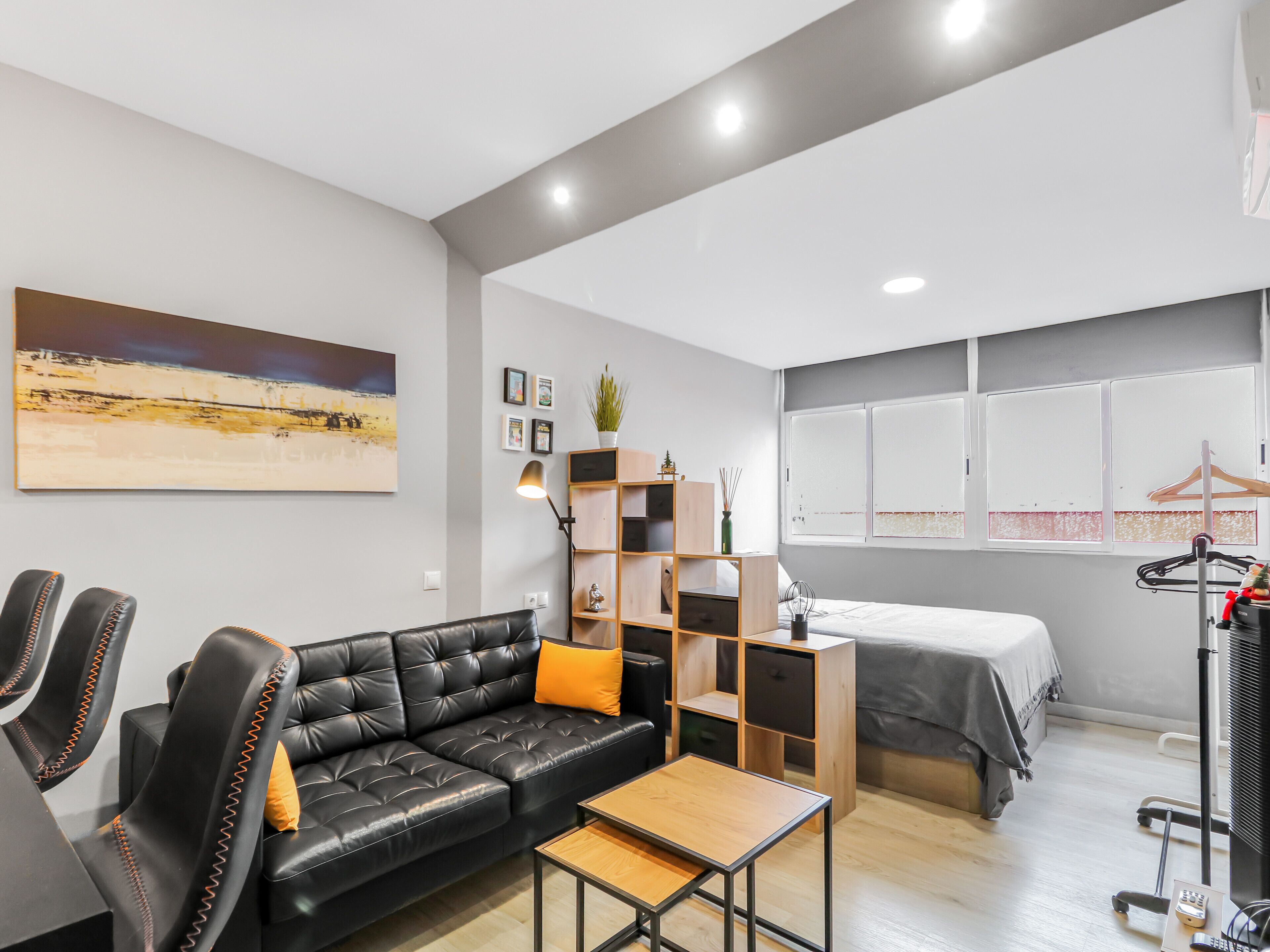 Een strijkplank/strijkijzer, wifi, beddengoed