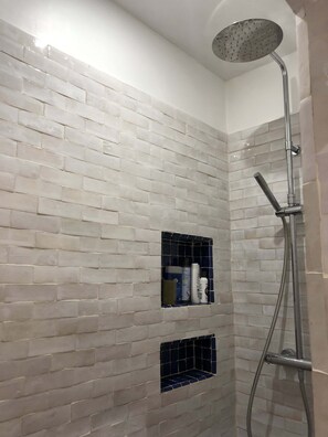 Haartrockner, Handtücher, Seife, Toilettenpapier
