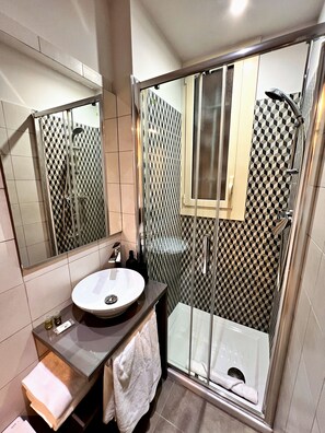 Dusche, Haartrockner, Handtücher, Seife