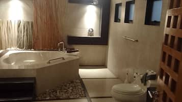 Suite Deluxe | Baño | Regadera, regadera tipo lluvia, amenidades de baño gratuitas
