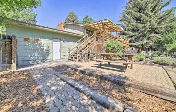 Outdoor dining - Game room, Deck, Outside Fire pit, AC, Close to Airport & Pet Friendly! (Idaho Falls)