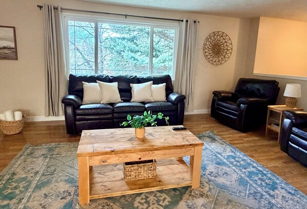 Älytelevisio, takka, DVD-soitin, pöytäjalkapallopöytä