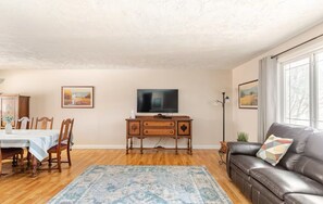 Een smart-tv, een open haard, een dvd-speler en tafelvoetbal