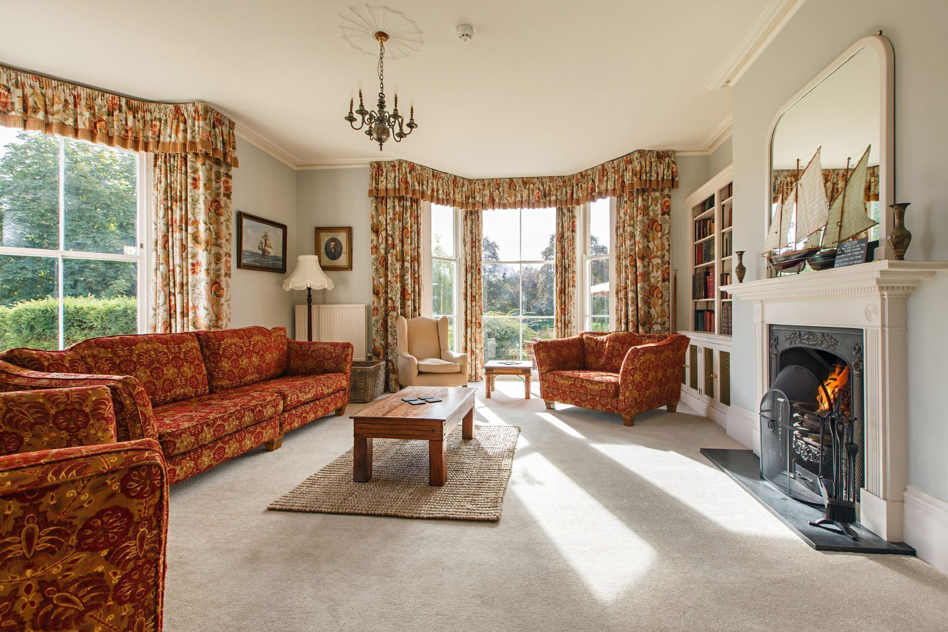 スマートテレビ、暖炉、書庫