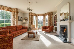 Smart-TV, Kamin, Bücher