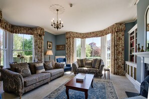 Smart-TV, Kamin, Bücher, Stereoanlage