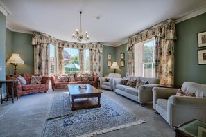 Älytelevisio, takka, kirjoja, stereot