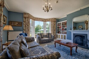 Smart-TV, Kamin, Bücher, Stereoanlage