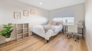 1 多间卧室、客房内保险箱、办公桌、旅行婴儿床