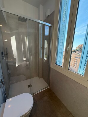 Een douche, gratis toiletartikelen, een haardroger, handdoeken