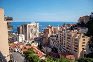 A coastal cityscape with high-rise buildings, a clear sky, and the sea in the background. - MyResidenced'Azur - appartement 7A (Beausoleil)