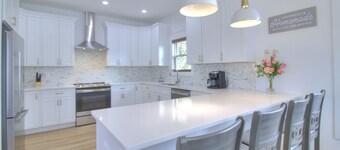 Inlet Escape - 5 BR/4 BA House Minutes From Murrells Inlet Marshwalk