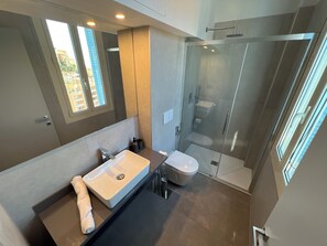 Shower, hair dryer, towels, soap - MyResidenced'Azur - appartement 5A (Beausoleil)