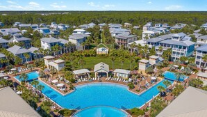 Un complexe hôtelier comprenant plusieurs bâtiments, une piscine centrale et de nombreux espaces verts.