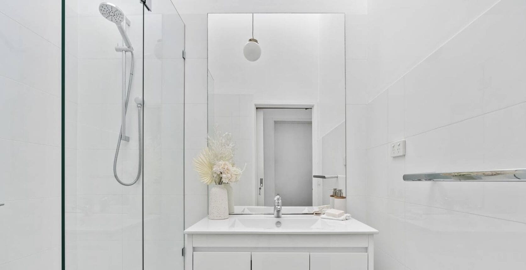 Douche, sèche-cheveux, serviettes fournies, savon