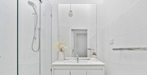 Shower, hair dryer, towels, soap - Stunning water views, Bayside Beach House Mornington (Mornington)