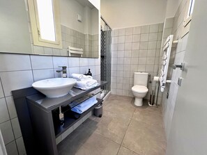Dusche, Haartrockner, Handtücher, Seife