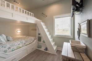 4 bedrooms, iron/ironing board, WiFi, bed sheets