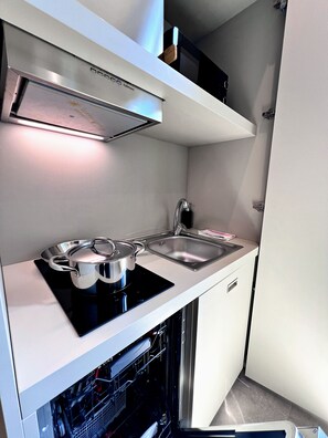 Micro-ondes, four, plaque de cuisson, lave-vaisselle