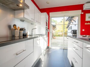 Fridge, microwave, oven, dishwasher - Villa Albertine by Interhome (Arcachon)