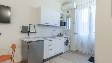 Frigorifero, microonde, piano cottura