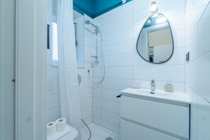 Dusj, hårføner og håndklær