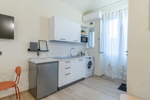 Réfrigérateur, micro-ondes, plaque de cuisson