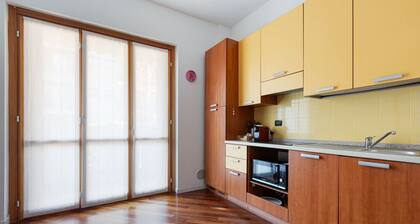 Comfortable studio of 30 sqm located on the first floor of a building in Milan with lift (stairs to access), can accommodate up to 2 people. The property is located in a strategic position just 700m from the yellow metro line M3 direct to Central Station