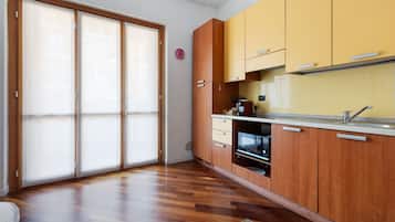 KĂŒhlschrank, Mikrowelle, Herdplatte, Toaster