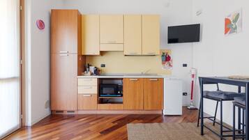 Frigorifero, microonde, piano cottura, tostapane