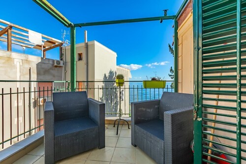 Lovely sea view apartment of about 60sqm with terrace, for 4 people, located on the 2nd floor (NO elevator) of a villa surrounded by greenery. The accommodation is located in the splendid setting of Mondello, a few steps from the main square and just 300