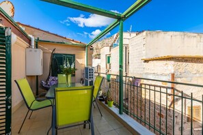 Outdoor dining - Lovely sea view apartment of about 60sqm with terrace, for 4 people, located on the 2nd floor (NO elevator) of a villa surrounded by greenery. The accommodation is located in the splendid setting of Mondello, a few steps from the main square and just 300 (Palermo)
