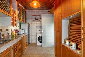 Microwave, oven, dishwasher, coffee/tea maker