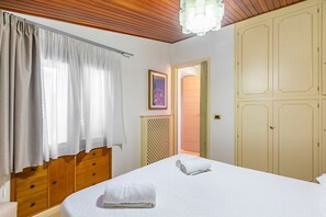 2 bedrooms, iron/ironing board - Lovely sea view apartment of about 60sqm with terrace, for 4 people, located on the 2nd floor (NO elevator) of a villa surrounded by greenery. The accommodation is located in the splendid setting of Mondello, a few steps from the main square and just 300 (Palermo)