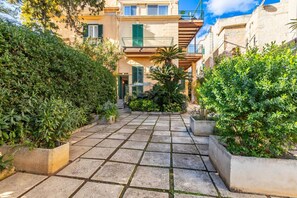 Property grounds - Sea View Charm: Mondello Apartment with Terrace (Palermo)