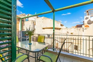 Outdoor dining - Lovely sea view apartment of about 60sqm with terrace, for 4 people, located on the 2nd floor (NO elevator) of a villa surrounded by greenery. The accommodation is located in the splendid setting of Mondello, a few steps from the main square and just 300 (Palermo)