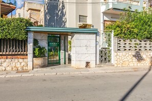 Exterior - Lovely sea view apartment of about 60sqm with terrace, for 4 people, located on the 2nd floor (NO elevator) of a villa surrounded by greenery. The accommodation is located in the splendid setting of Mondello, a few steps from the main square and just 300 (Palermo)