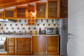 Fridge, microwave, oven, stovetop