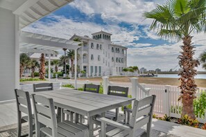 Outdoor dining - Cielito Lindo Private Home in The Shores Subdivision Bayside (South Padre Island)
